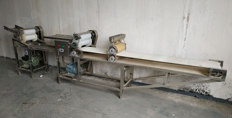簡(jiǎn)易仿手工搟面皮成型機(jī)價(jià)格多少錢