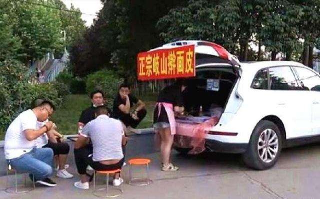 地?cái)偨?jīng)濟(jì)助力搟面皮生意火爆