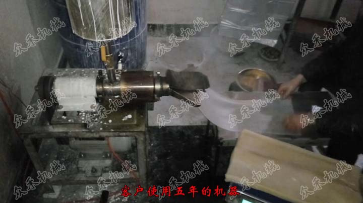 70型臥式搟面皮機(jī)視頻用戶生產(chǎn)搟面皮加工車間