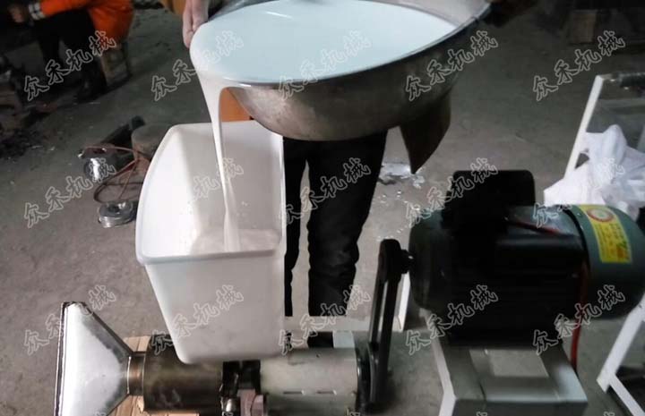 臥式搟面皮機保養(yǎng)方法