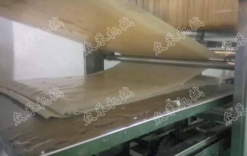 120型數(shù)控涼皮機生產(chǎn)方形涼皮