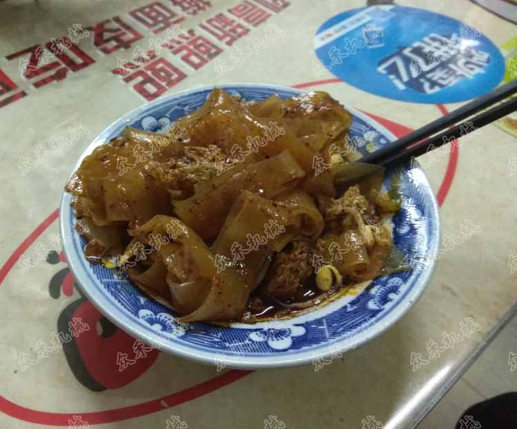 50型臥式搟面皮機視頻搟面皮效果展示