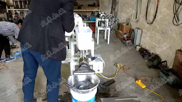 50型臥式搟面皮機視頻進面斗倒入面漿
